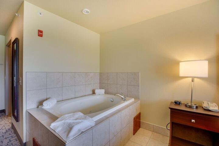 Cobblestone Inn & Suites-Фрімонт Екстер'єр фото